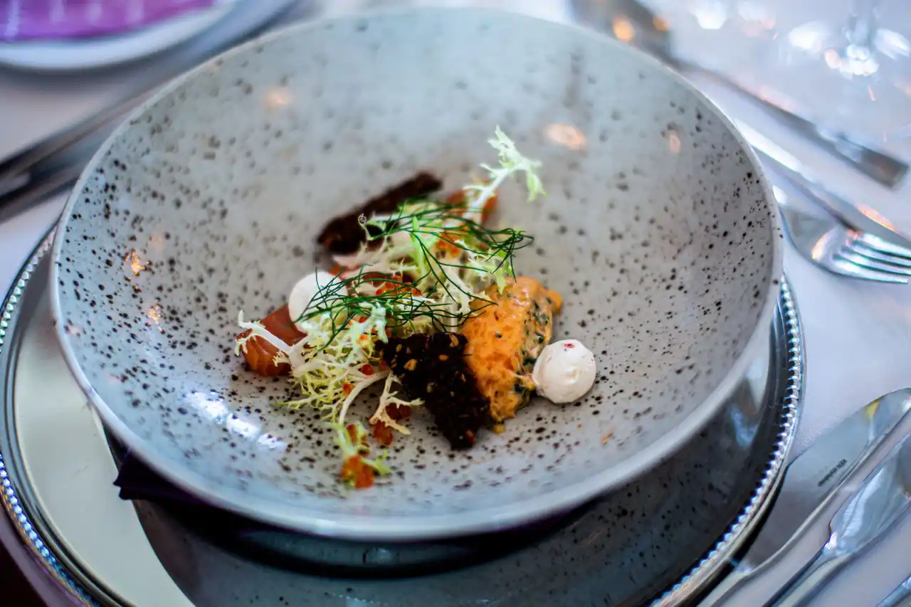 Moderní plating s bylinkami